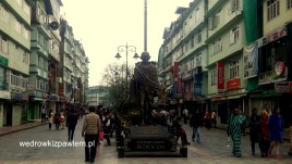 03- Gangtok, Ulica w centrum z pomnikiem Mahatmy Gandiego
