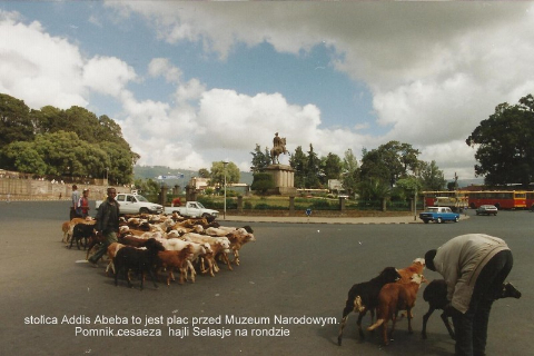 stolica Addis Abeba to jest plac przed Muzeum Narodowym.Pomnik cesaeza  Hajli Selasje na rondzie,